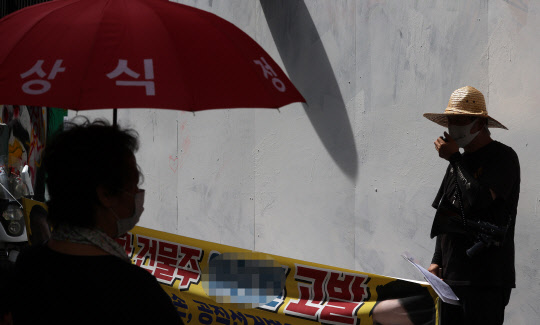 4일 오후 윤석열 전 검찰총장 아내 김건희 씨를 비방하는 벽화로 논란이 일었던 서울 종로구 관철동의 벽화 앞에서 윤석열 전 검찰총장을 지지하는 팬클럽 '열지대' 회원들이 건물주 여모 씨를 고발한다고 밝히고 있다.  <연합뉴스>